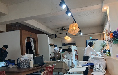선생님과 숙인들이 강의 중비를 하고 있어요..jpg